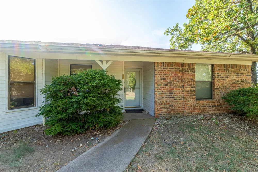 211 Oak Court Springtown, TX 76082