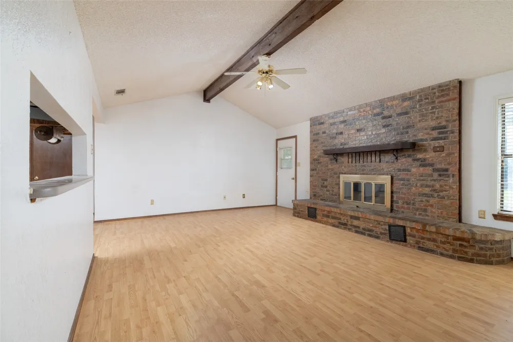 211 Oak Court Springtown, TX 76082