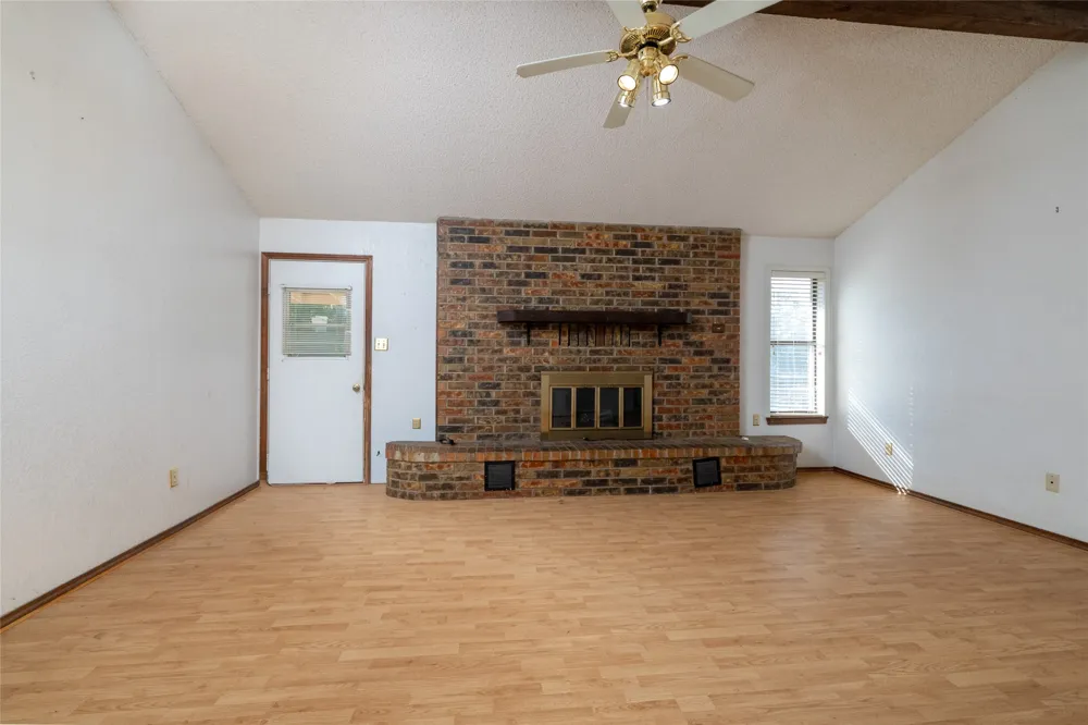 211 Oak Court Springtown, TX 76082