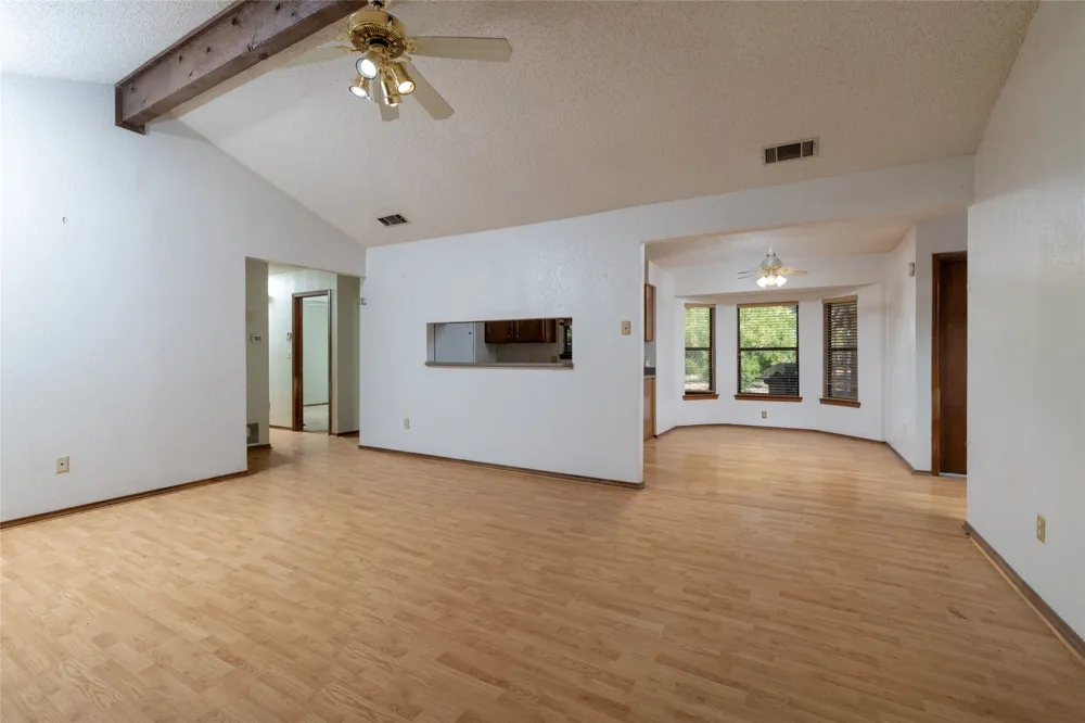 211 Oak Court Springtown, TX 76082