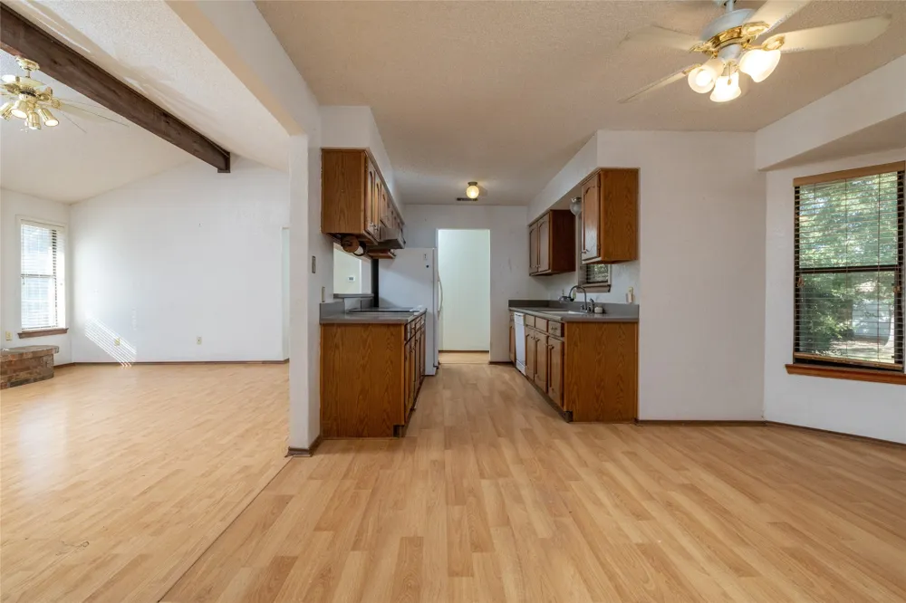 211 Oak Court Springtown, TX 76082