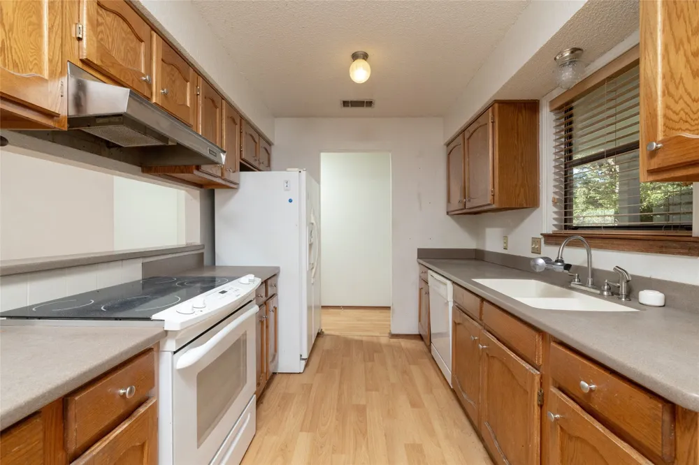 211 Oak Court Springtown, TX 76082