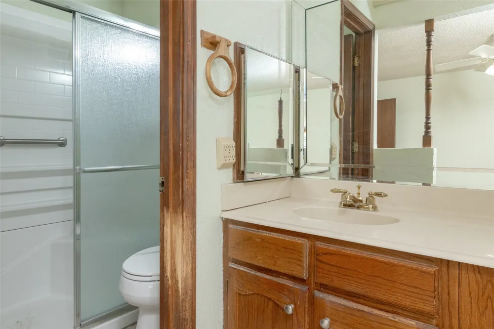 211 Oak Court Springtown, TX 76082