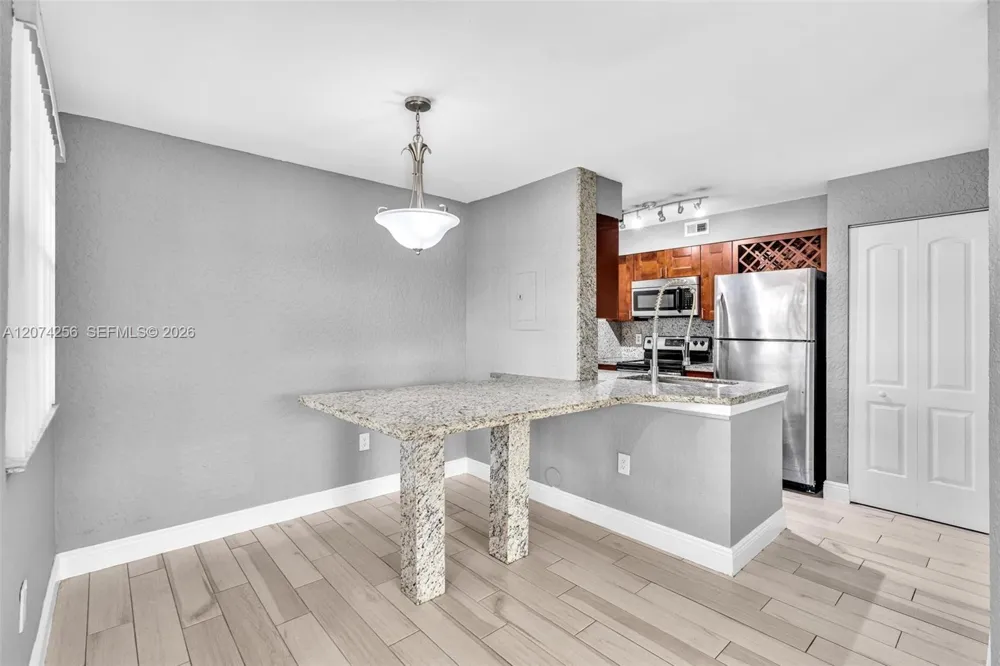 2803 Oakland Forest Dr #206 Oakland Park, FL 33309