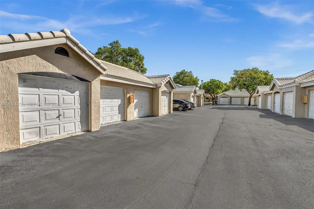 2803 Oakland Forest Dr #206 Oakland Park, FL 33309