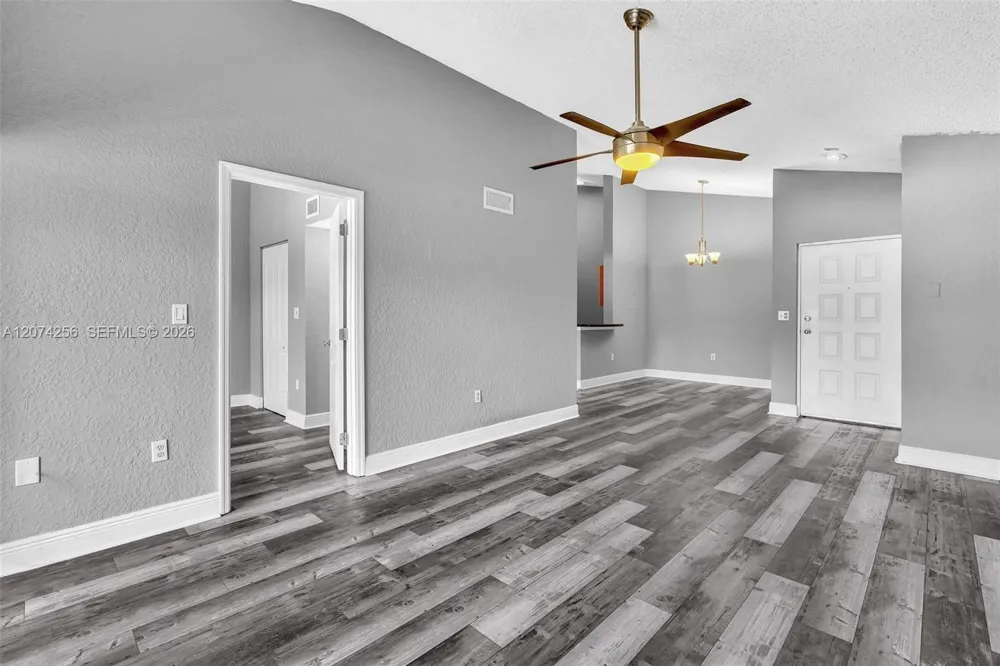 2803 Oakland Forest Dr #206 Oakland Park, FL 33309