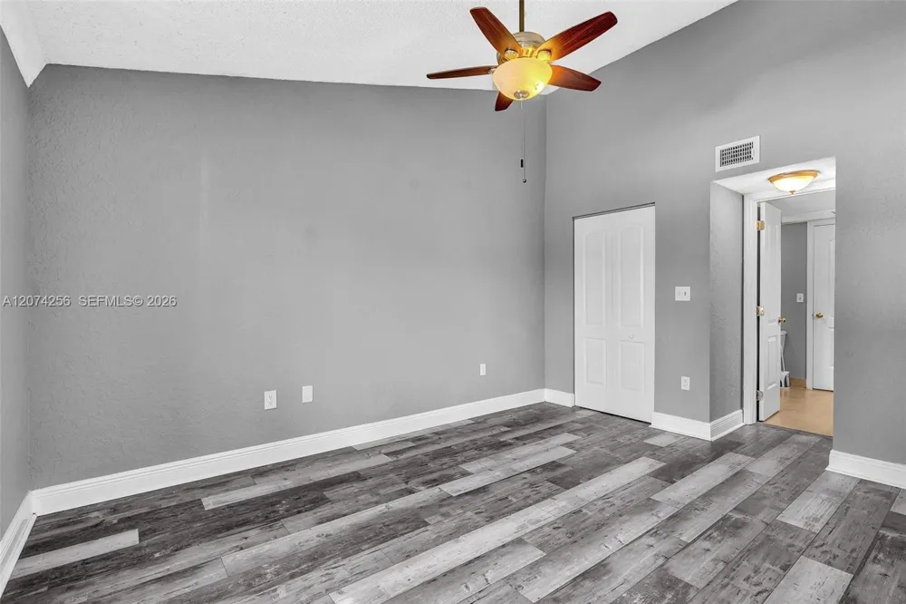 2803 Oakland Forest Dr #206 Oakland Park, FL 33309