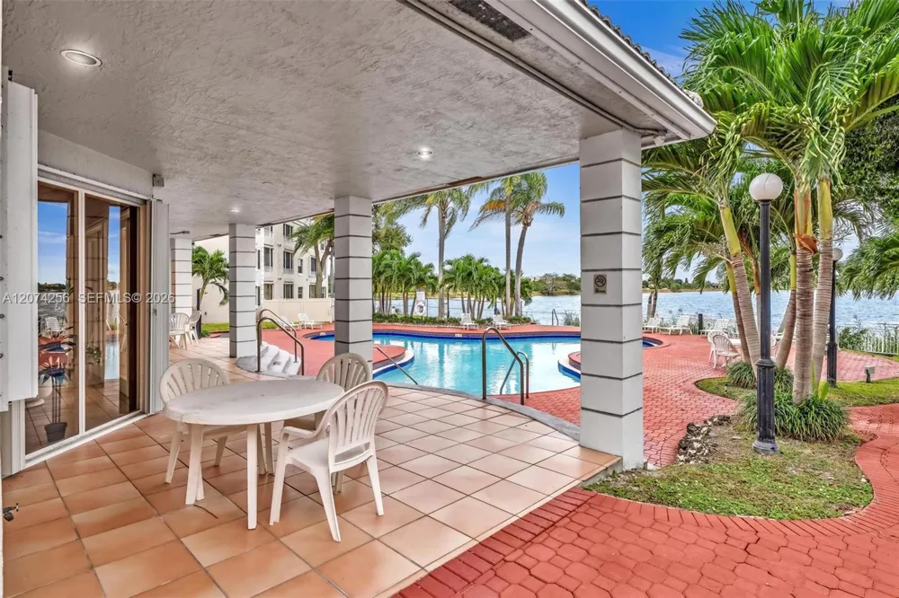 2803 Oakland Forest Dr #206 Oakland Park, FL 33309