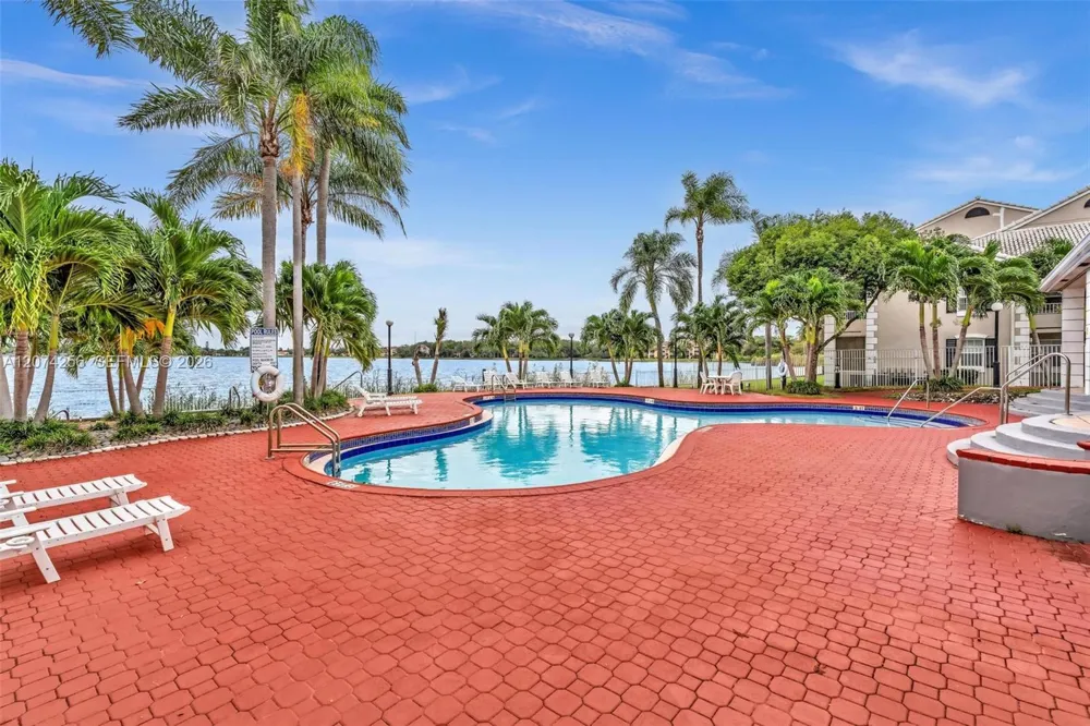 2803 Oakland Forest Dr #206 Oakland Park, FL 33309