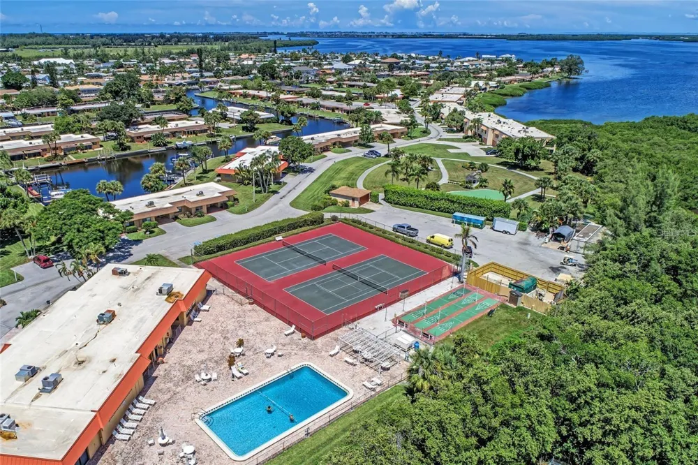 3840 CATALINA DRIVE Bradenton, FL 34210