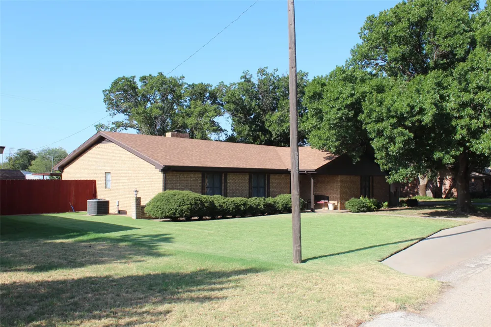 130 L STREET Munday, TX 76371