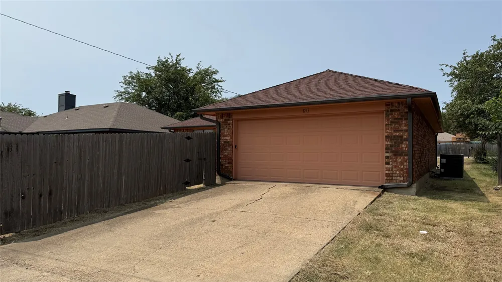 853 W Wintergreen Road Lancaster, TX 75134