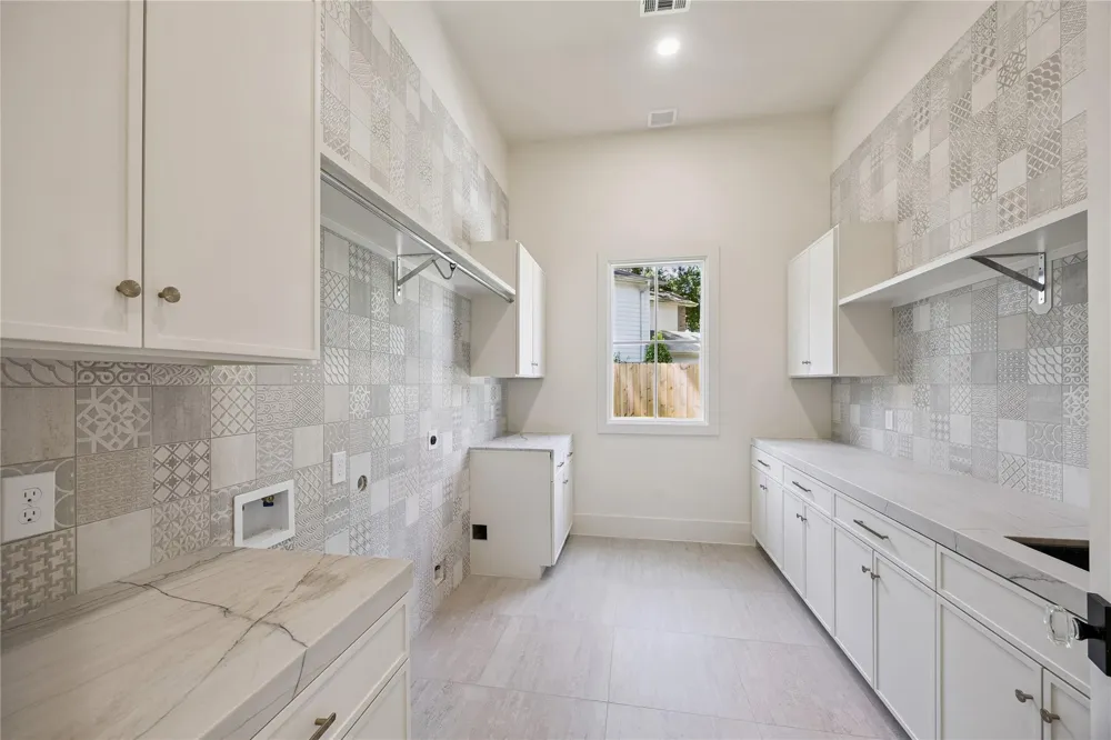 539 W 34th Street Houston, TX 77018