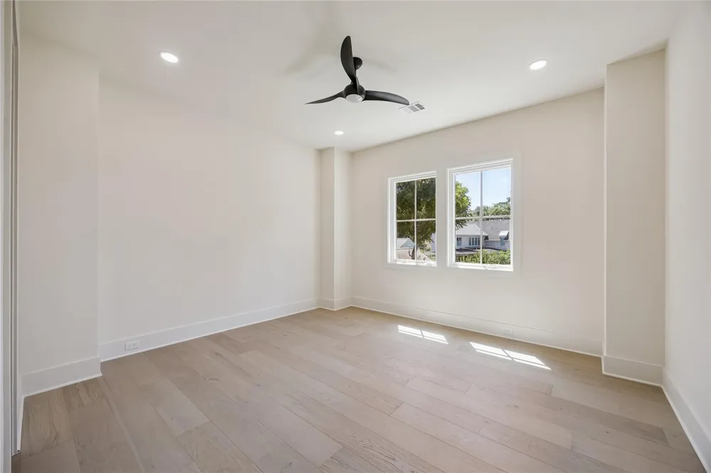 539 W 34th Street Houston, TX 77018