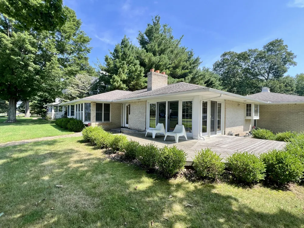 3007 Lakeshore Drive Fennville, MI 49408