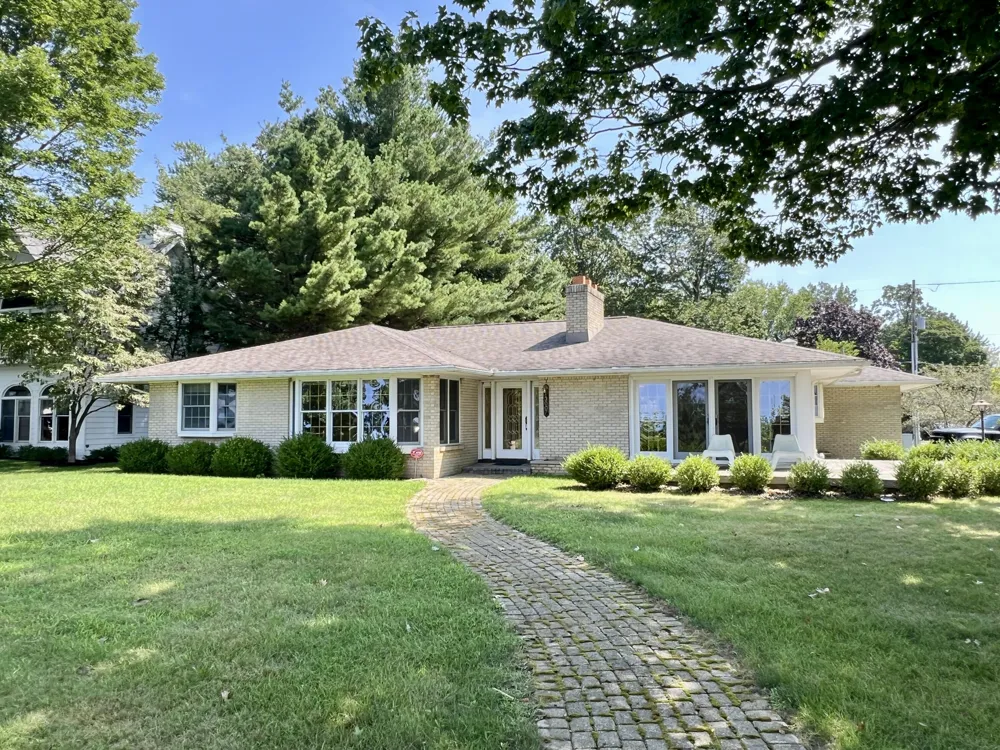 3007 Lakeshore Drive Fennville, MI 49408