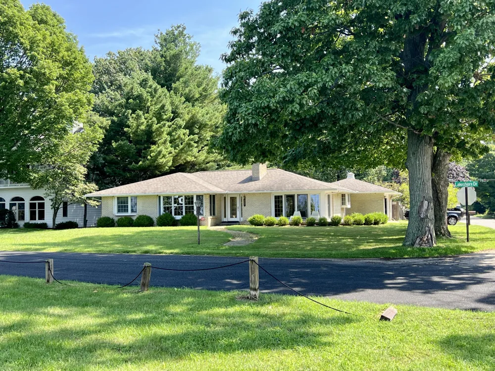 3007 Lakeshore Drive Fennville, MI 49408