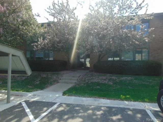 359 CONCORD PL APT 4 Bloomfield Charter Township, MI 48304