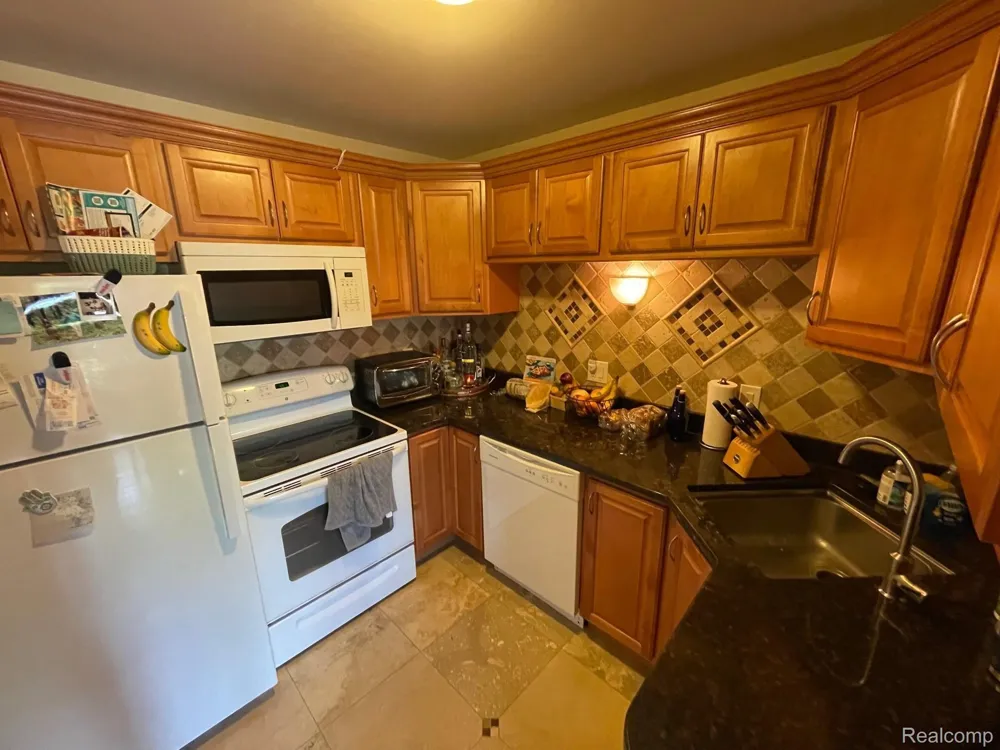 359 CONCORD PL APT 4 Bloomfield Charter Township, MI 48304