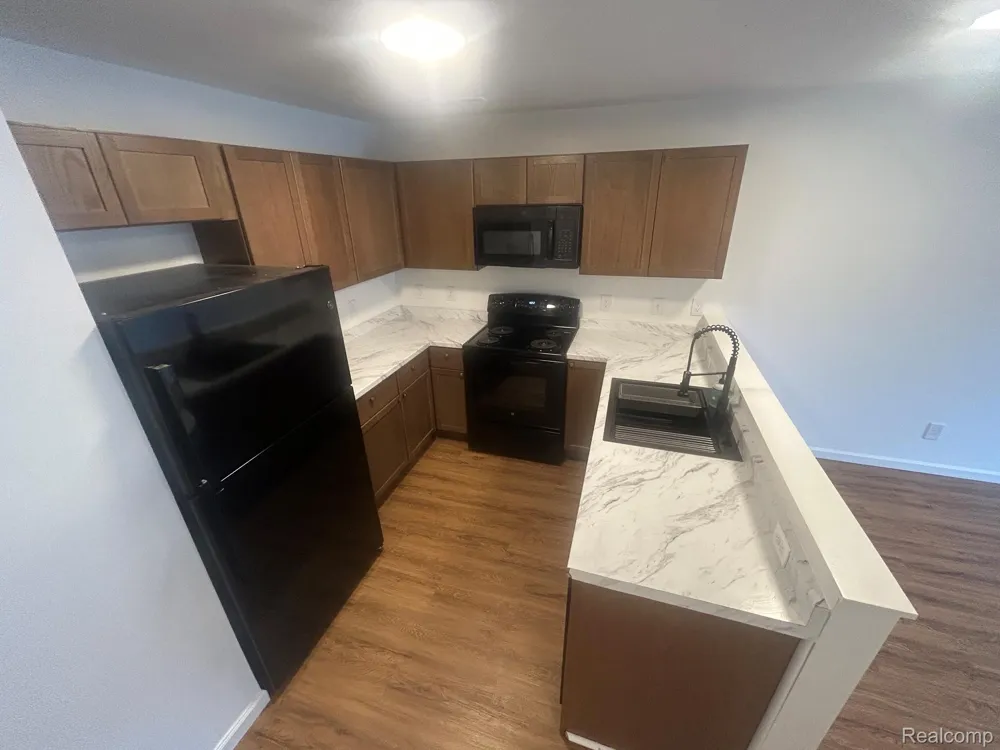 19 EDEN PARK Dearborn Heights City, MI 48127