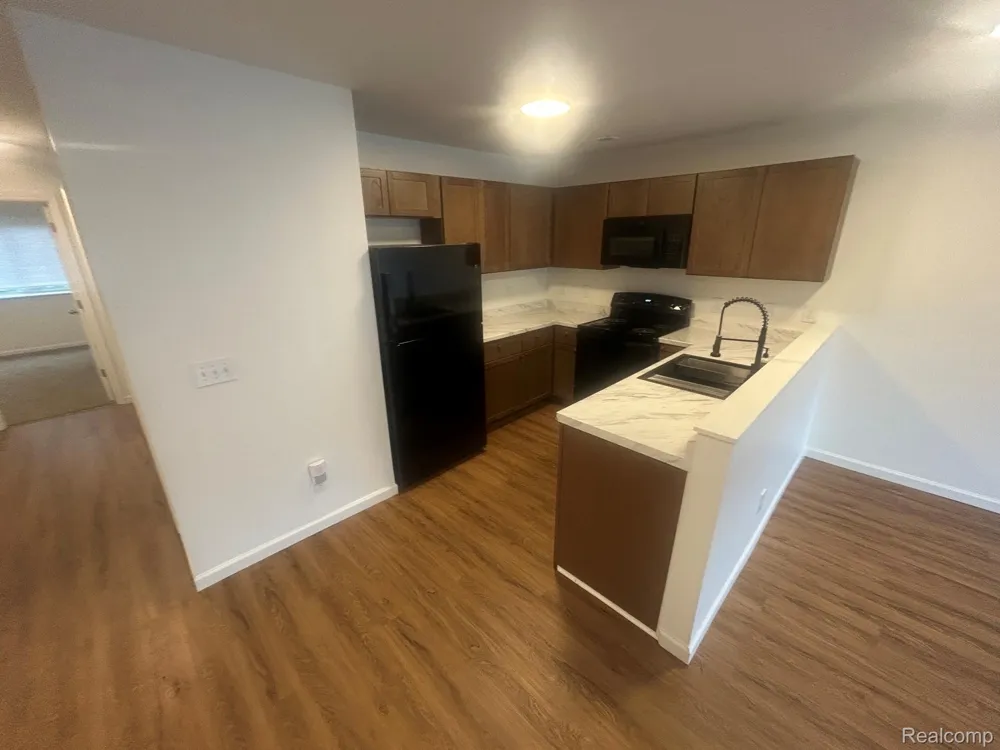 19 EDEN PARK Dearborn Heights City, MI 48127