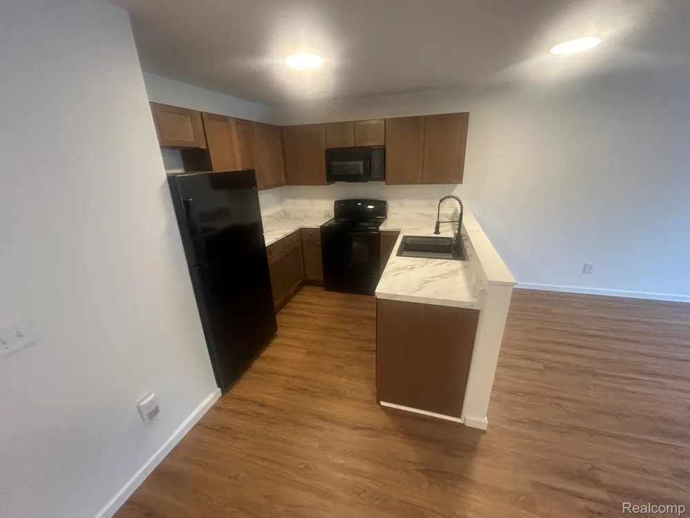 19 EDEN PARK Dearborn Heights City, MI 48127