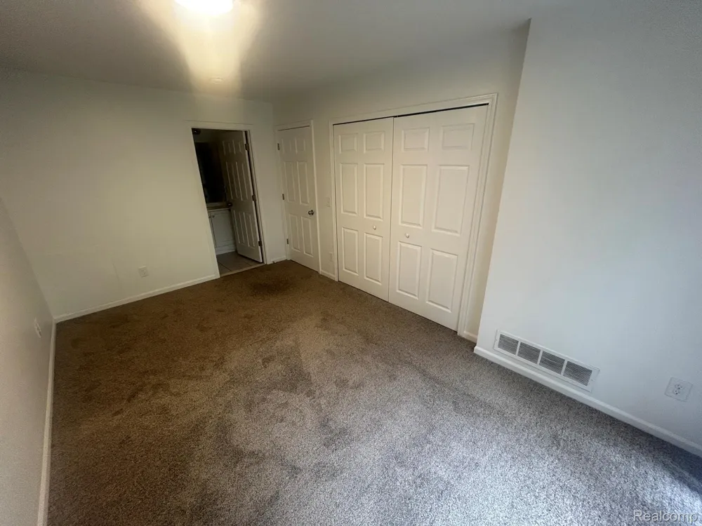 19 EDEN PARK Dearborn Heights City, MI 48127