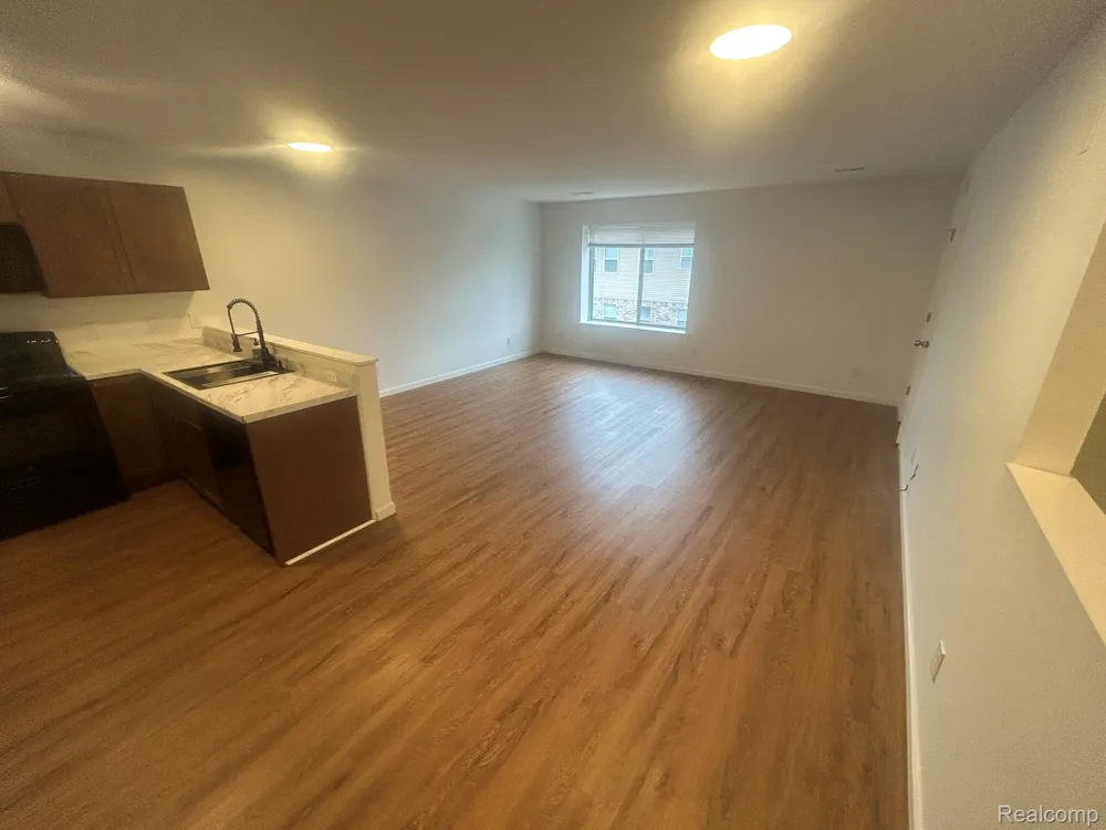 19 EDEN PARK Dearborn Heights City, MI 48127