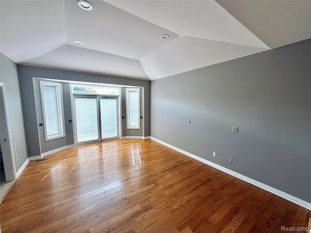 9360 Oakmont Drive Independence Charter Township, MI 48348