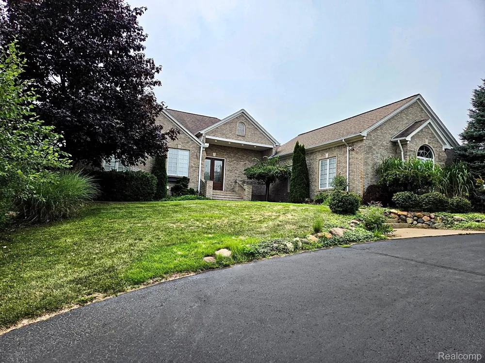 9360 Oakmont Drive Independence Charter Township, MI 48348
