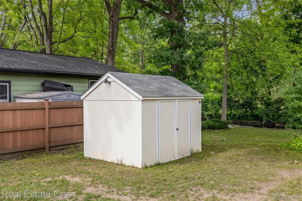 2000 Nacona Commerce Charter Township, MI 48382