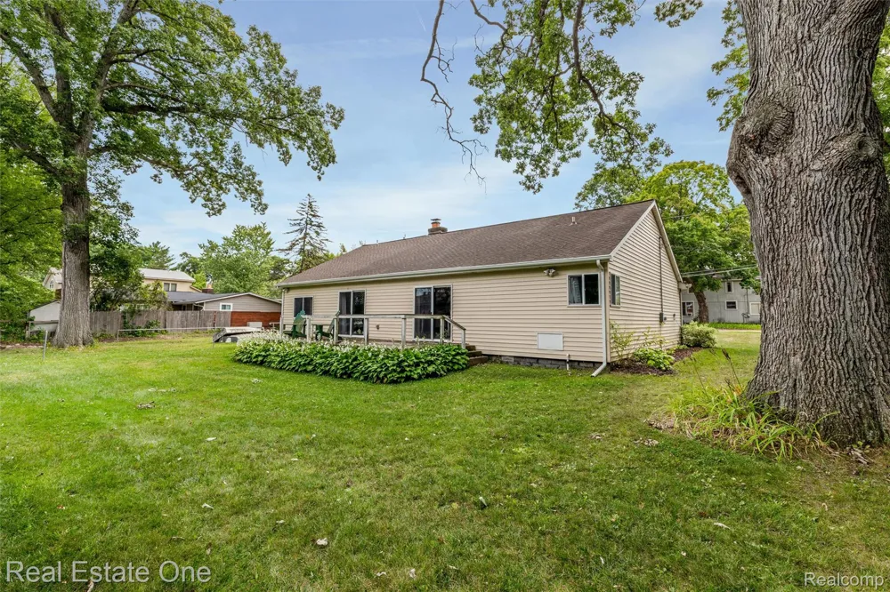 2000 Nacona Commerce Charter Township, MI 48382