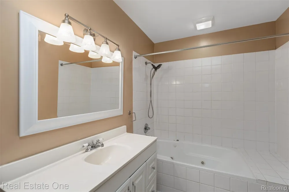 2000 Nacona Commerce Charter Township, MI 48382