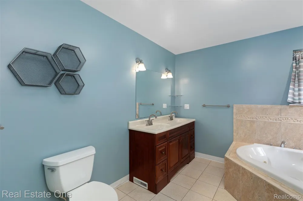 2000 Nacona Commerce Charter Township, MI 48382