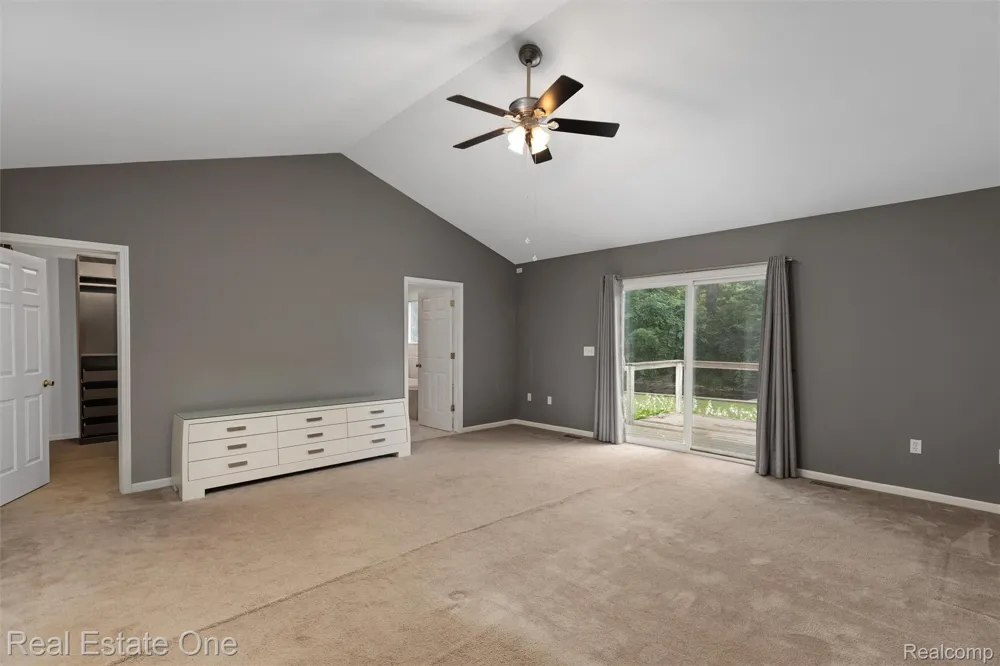 2000 Nacona Commerce Charter Township, MI 48382