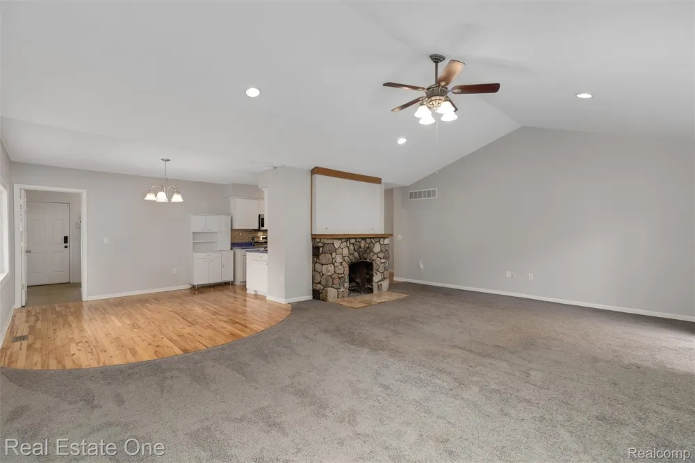 2000 Nacona Commerce Charter Township, MI 48382
