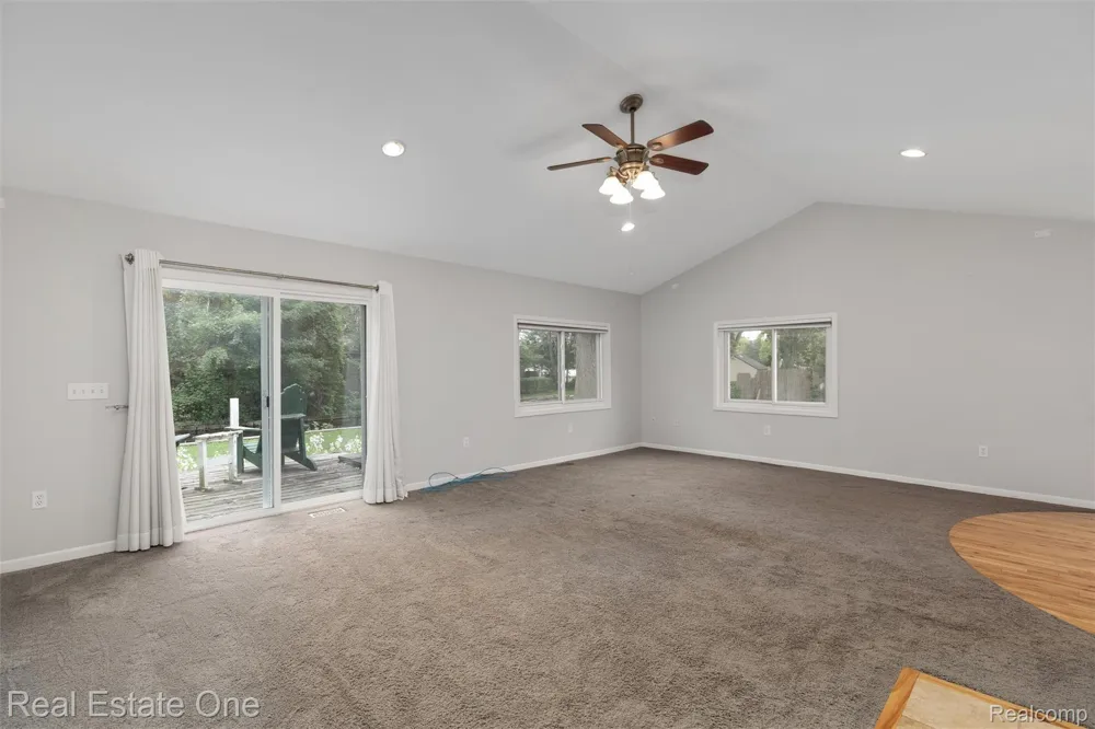 2000 Nacona Commerce Charter Township, MI 48382