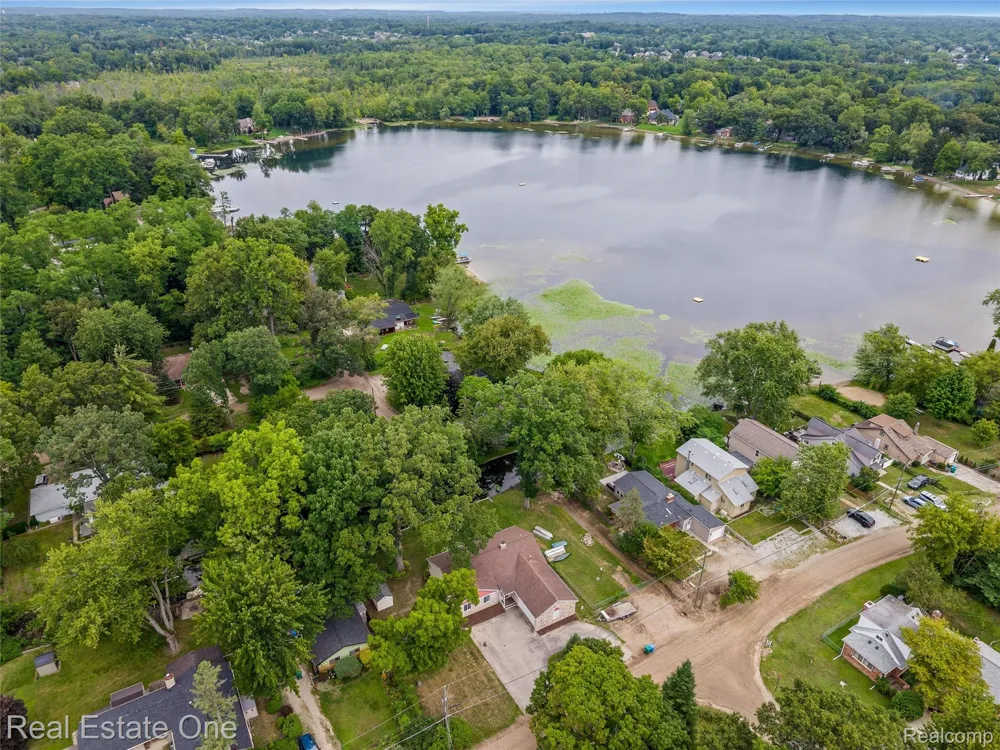 2000 Nacona Commerce Charter Township, MI 48382