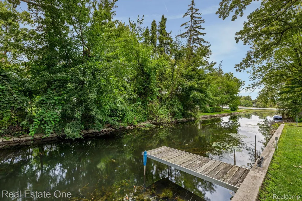 2000 Nacona Commerce Charter Township, MI 48382