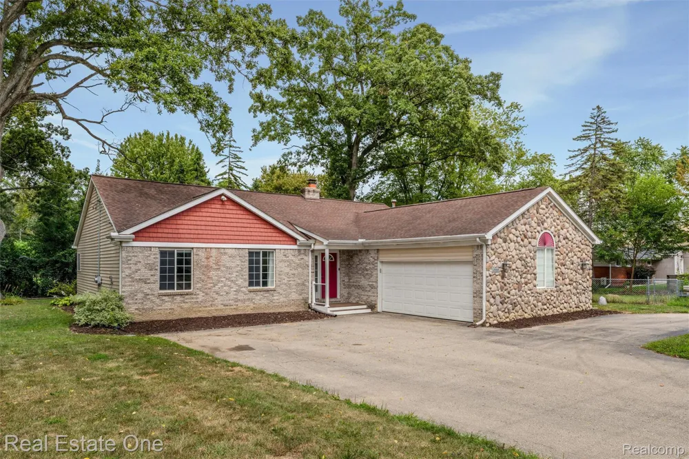 2000 Nacona Commerce Charter Township, MI 48382