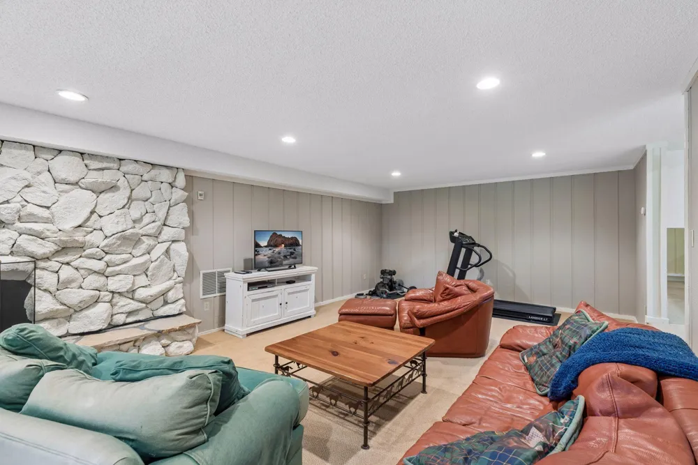 1355 Medora Road Mendota Heights, MN 55118