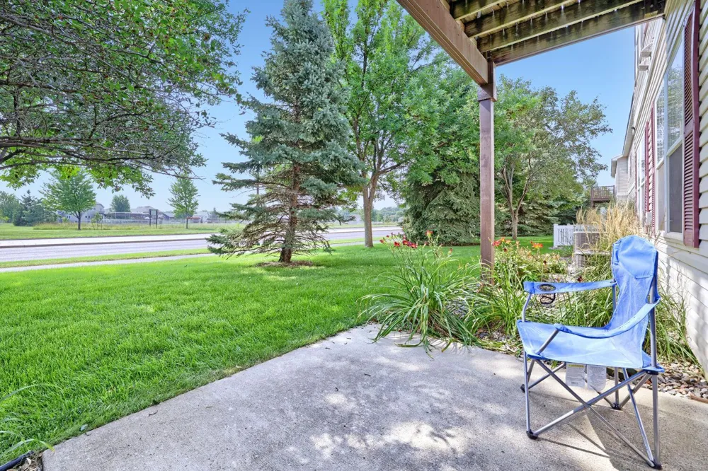 688 Cobblestone Way Shakopee, MN 55379
