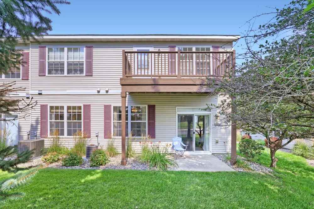 688 Cobblestone Way Shakopee, MN 55379