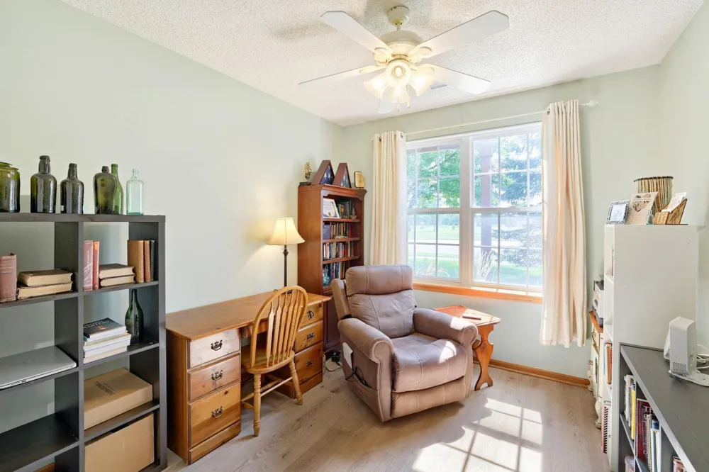 688 Cobblestone Way Shakopee, MN 55379