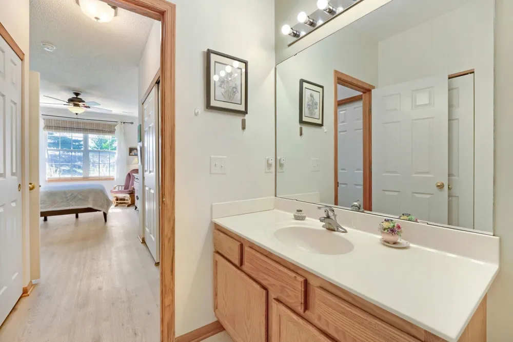 688 Cobblestone Way Shakopee, MN 55379