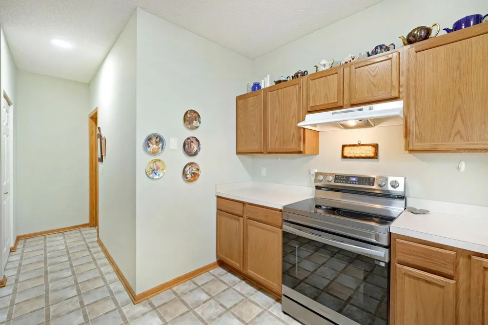 688 Cobblestone Way Shakopee, MN 55379