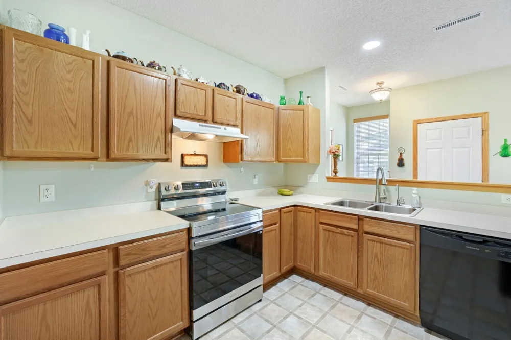 688 Cobblestone Way Shakopee, MN 55379