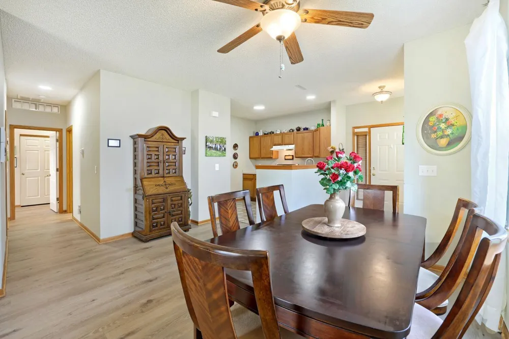 688 Cobblestone Way Shakopee, MN 55379