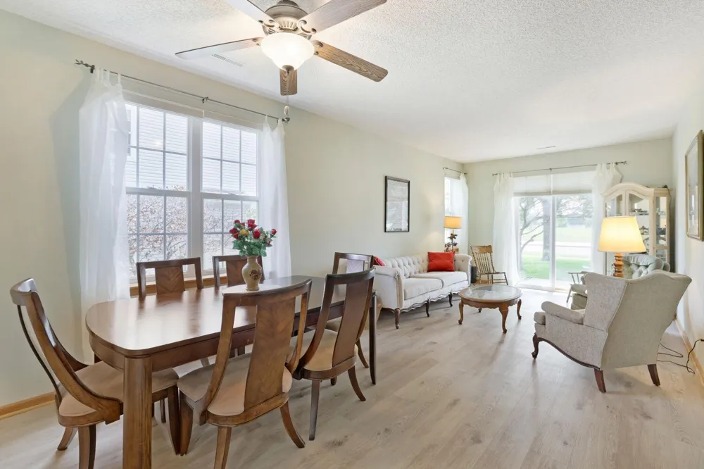 688 Cobblestone Way Shakopee, MN 55379