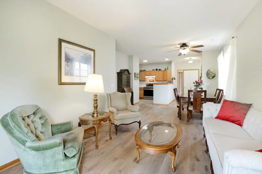 688 Cobblestone Way Shakopee, MN 55379